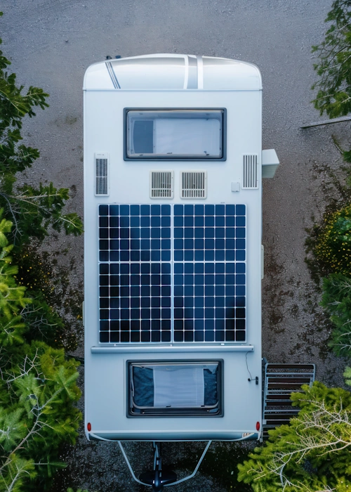 furgoneta-camper-con-paneles-solares-en-el-techo